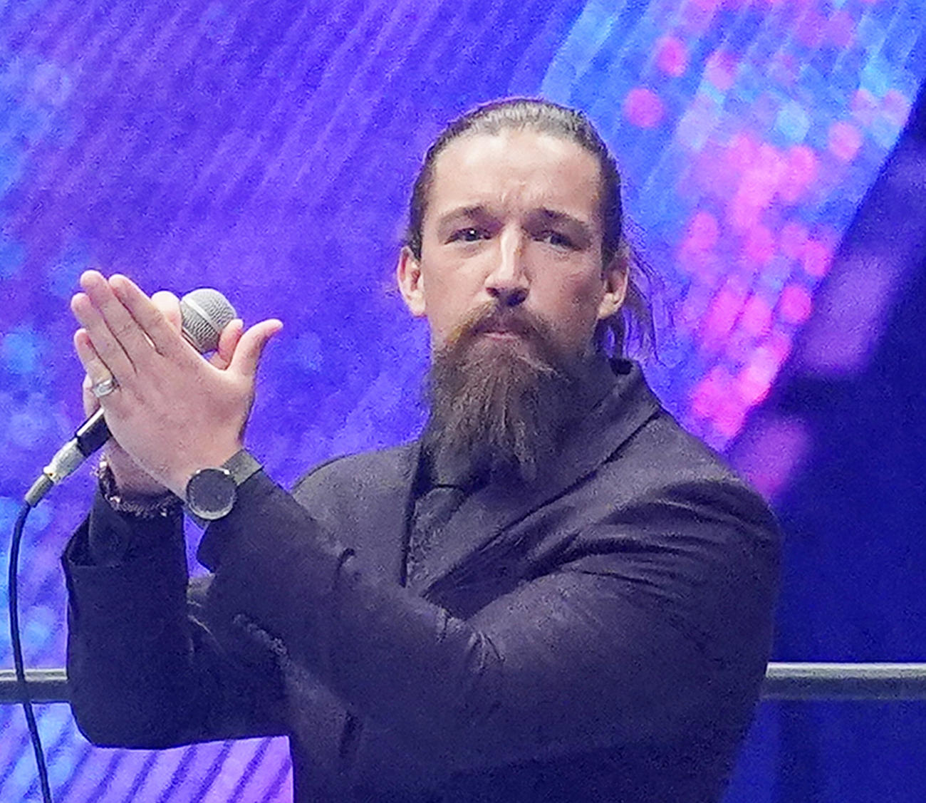 リングに登場し、飯伏を挑発するホワイト（撮影・菅敏）