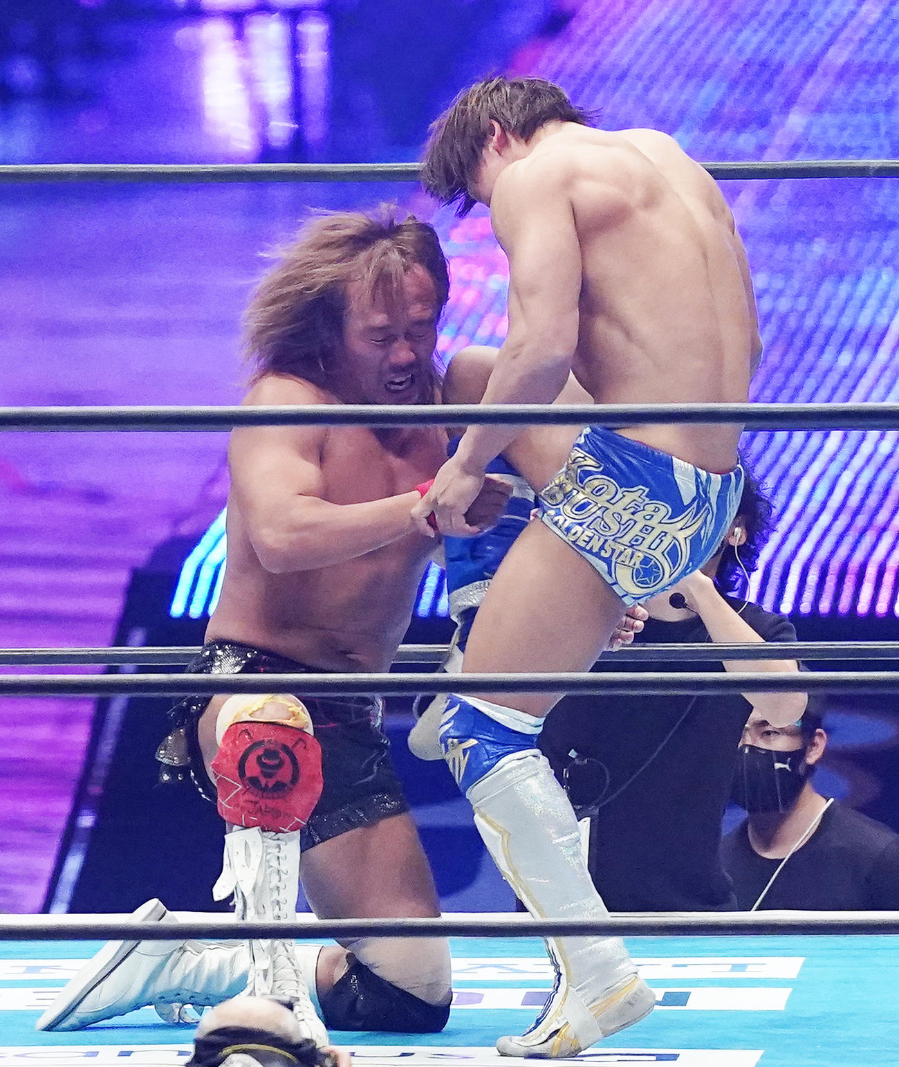 内藤（左）にカミゴェを浴びせる飯伏（撮影・菅敏）