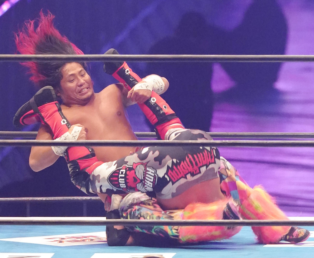 トップロープからエル・ファンタズモ（下）を攻める高橋ヒロム（撮影・菅敏）
