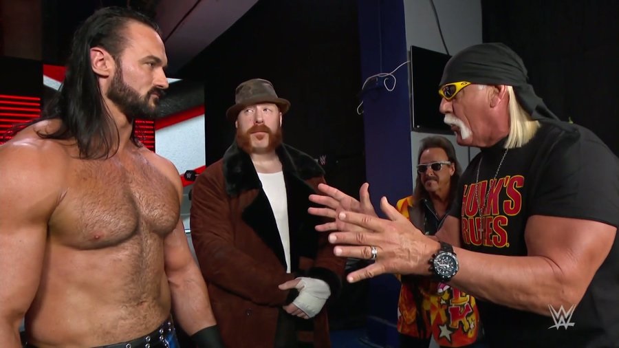 WWEヘビー級王者マッキンタイア（左端）をゲキを飛ばすハルク・ホーガン（右端）。中央はシェイマス（C）2021WWE,Inc.AllRightsReserved.
