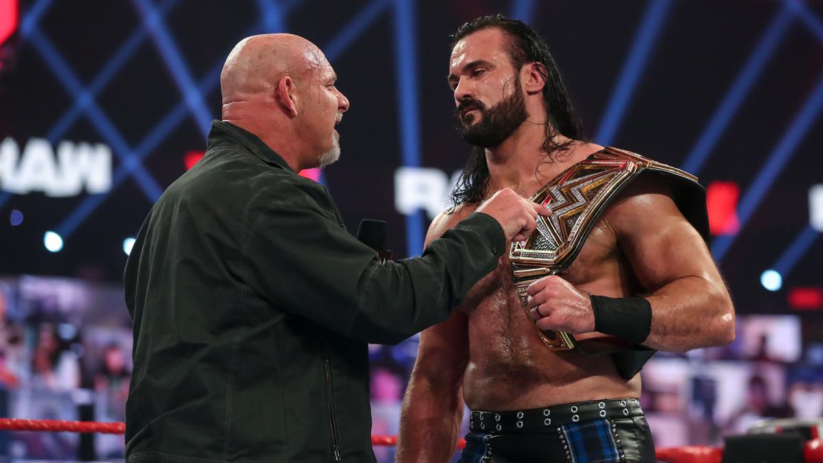 WWEヘビー級王者マッキンタイア（右）と向き合うゴールドバーグ（C）2021WWE,Inc.AllRightsReserved.