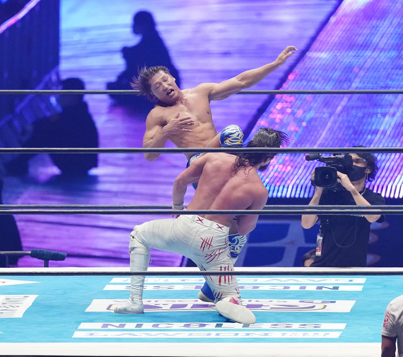 1月5日の新日本東京ドーム大会、ジェイ・ホワイト（手前）にカミゴェを見舞う飯伏（撮影・菅敏）