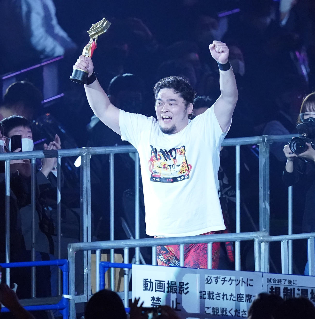 4WAYマッチに勝利し、ガッツポーズで引き揚げる矢野（撮影・菅敏）