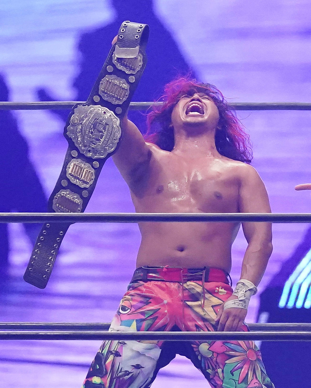 石森太二を破り新王者になった高橋ヒロムは、IWGPジュニアヘビー級のチャンピオンベルトを上げる（撮影・菅敏）