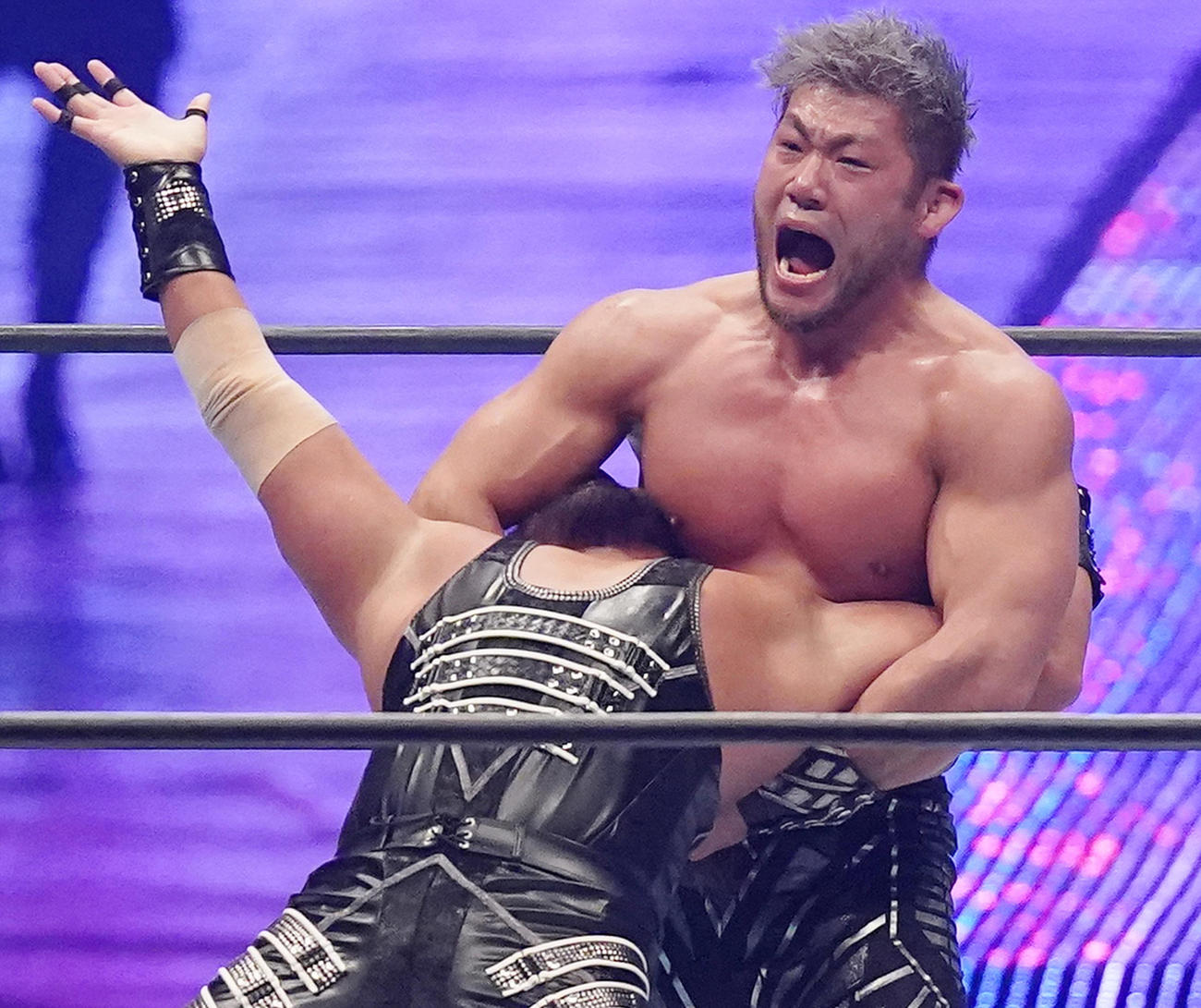 Skull EndでEVIL（左）の首を締め上げるSANADA（撮影・菅敏）