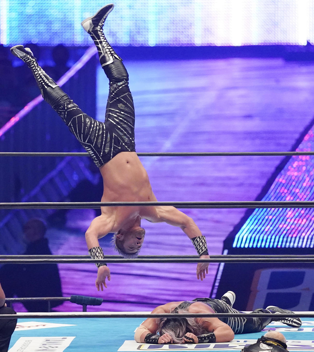 EVIL（下）にラウンディング・ボディプレスを決めるSANADA（撮影・菅敏）