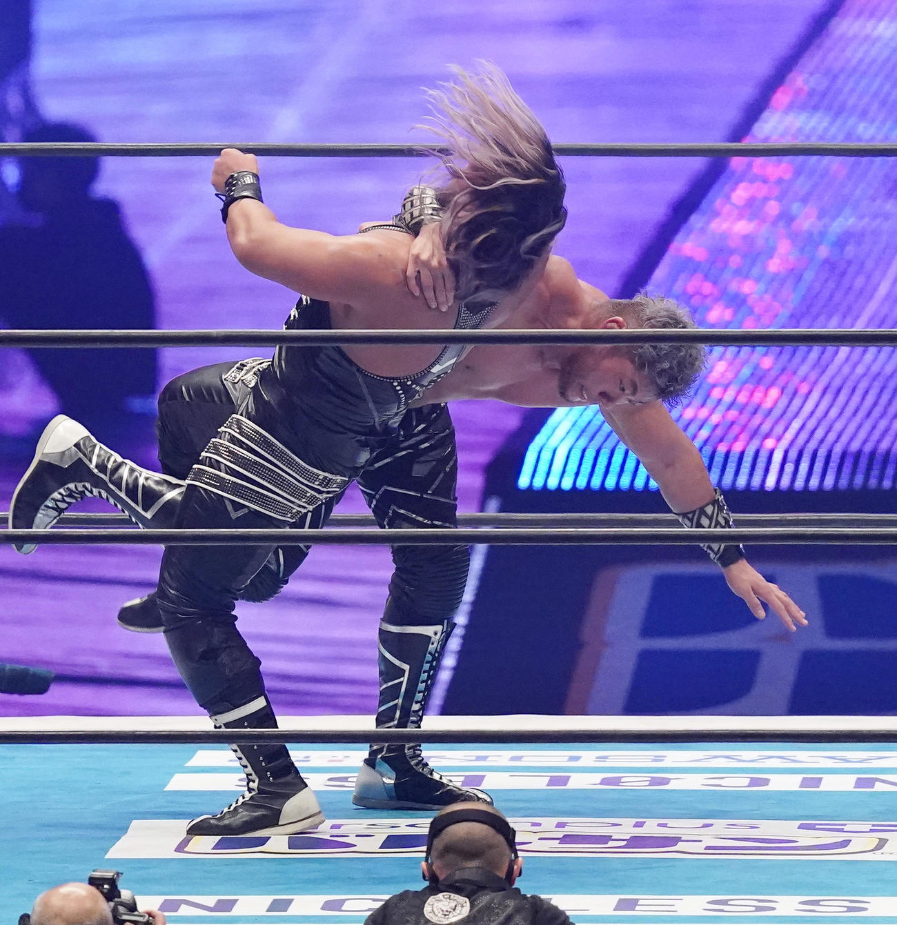 EVIL（左）をマットにたたきつけるSANADA（撮影・菅敏）