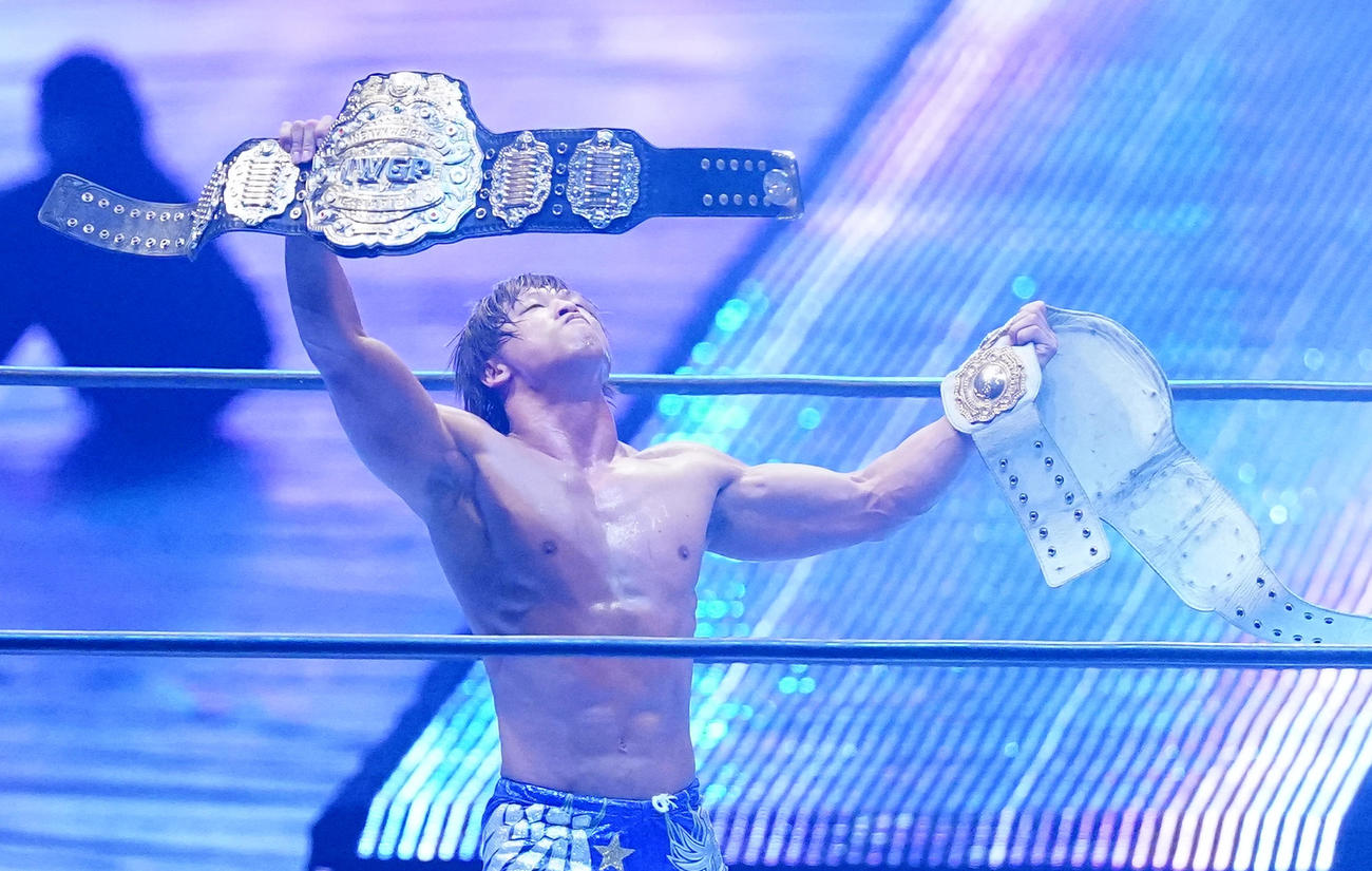 初防衛に成功し、2本のチャンピオンベルトを掲げる飯伏（撮影・菅敏）