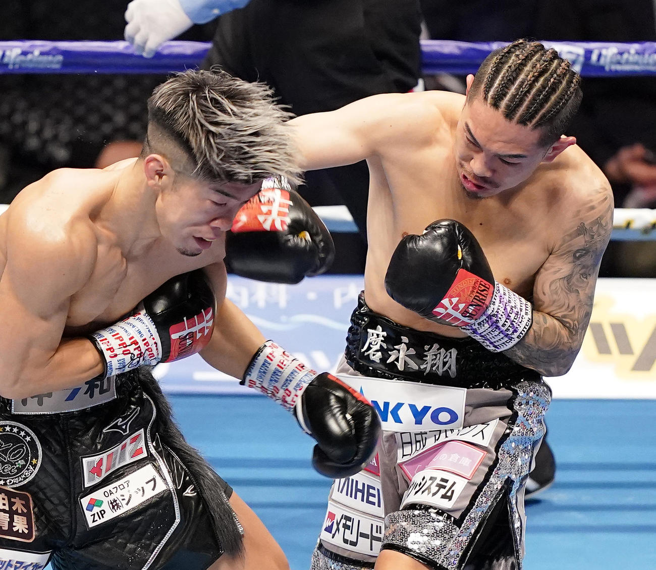 2回、田中（左）の顔面に右フックを入れる井岡（撮影・菅敏）