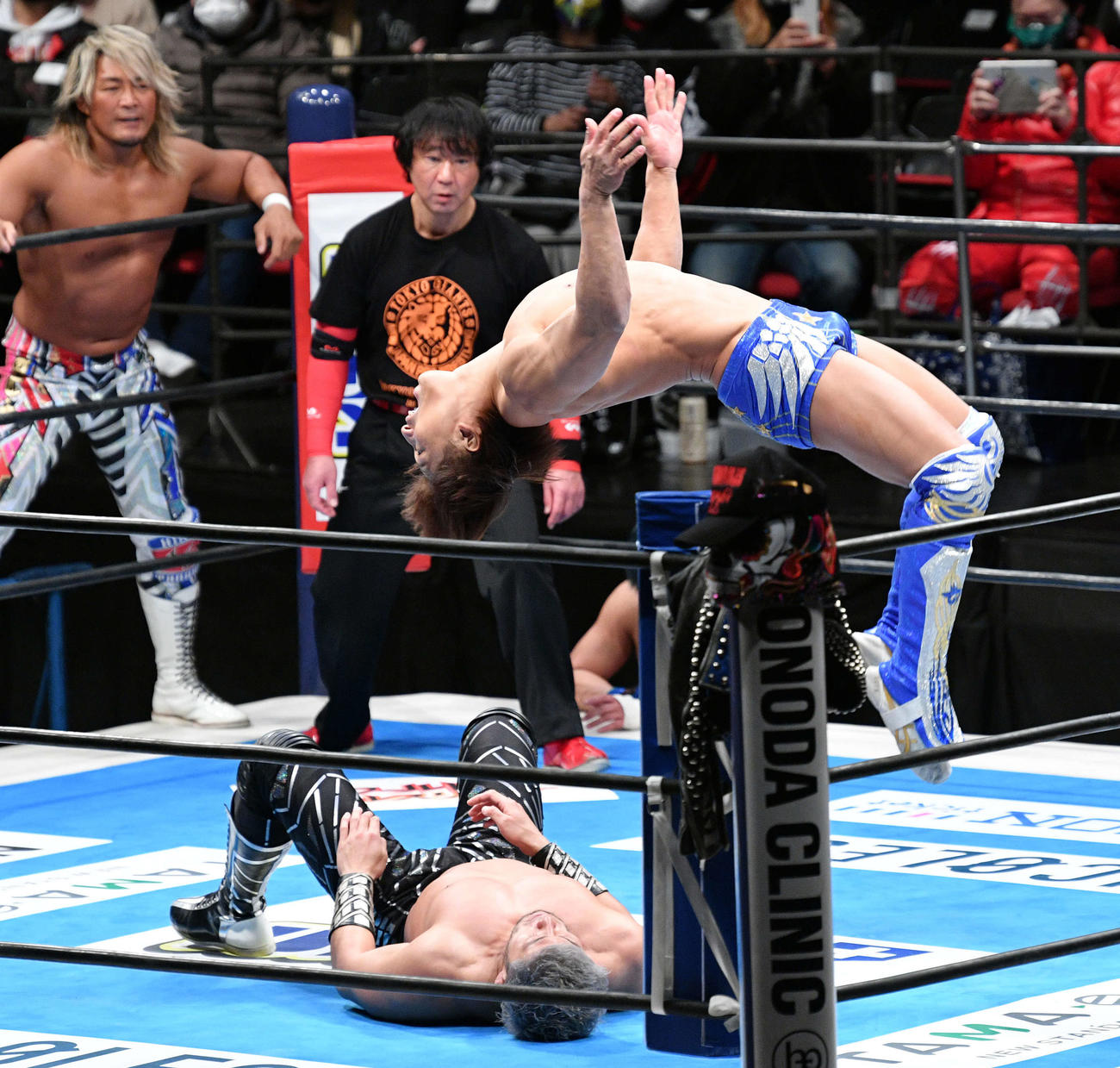 SANADA（下）にその場跳びムーンサルトプレスを見舞う飯伏幸太（撮影・滝沢徹郎）