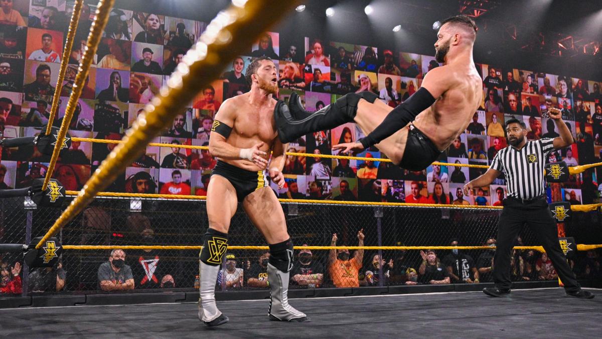 オライリー（左）にドロップキックを見舞ったNXT王者ベイラー（C）2021WWE,Inc.AllRightsReserved.