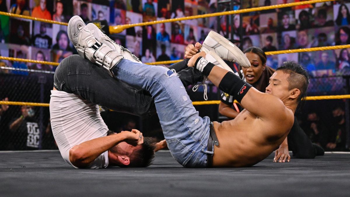 ガルガノ（左）を丸め込むKUSHIDA（C）2021WWE,Inc.AllRightsReserved.