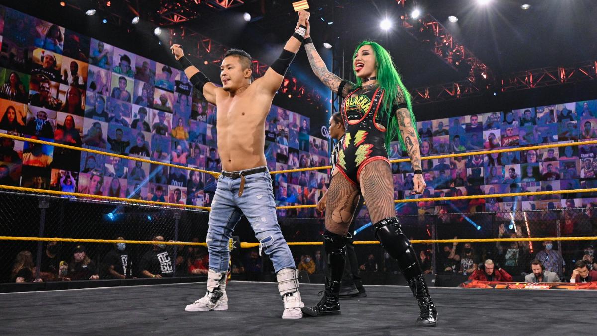 ブラックハート（右）と勝利を喜ぶKUSHIDA（C）2021WWE,Inc.AllRightsReserved.