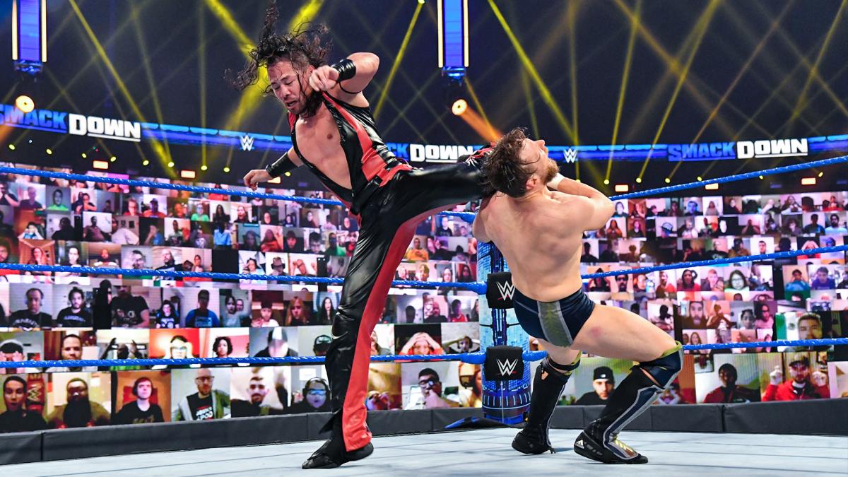 ブライアン（右）にキンシャサを決める中邑（C）2021WWE,Inc.AllRightsReserved.