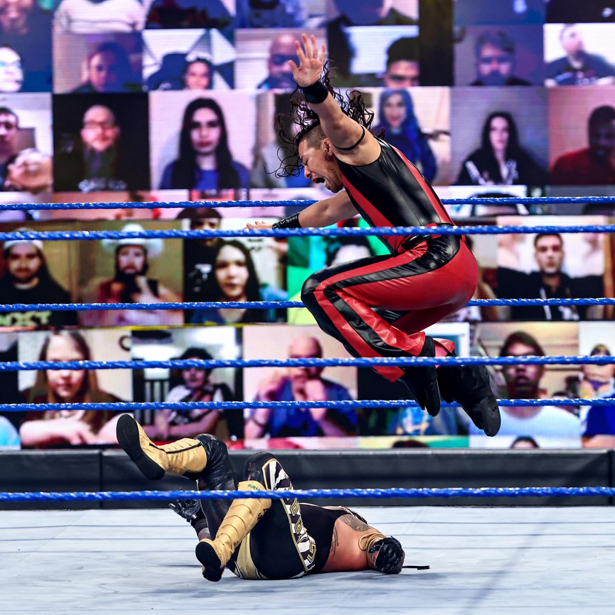 ミステリオJr．（下）に膝を打ち込む中邑（C）2021WWE,Inc.AllRightsReserved.