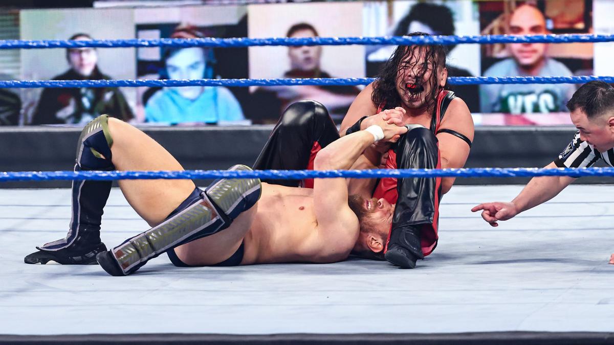 ブライアン（手前）に腕ひしぎ逆十字固めを狙う中邑（C）2021WWE,Inc.AllRightsReserved.