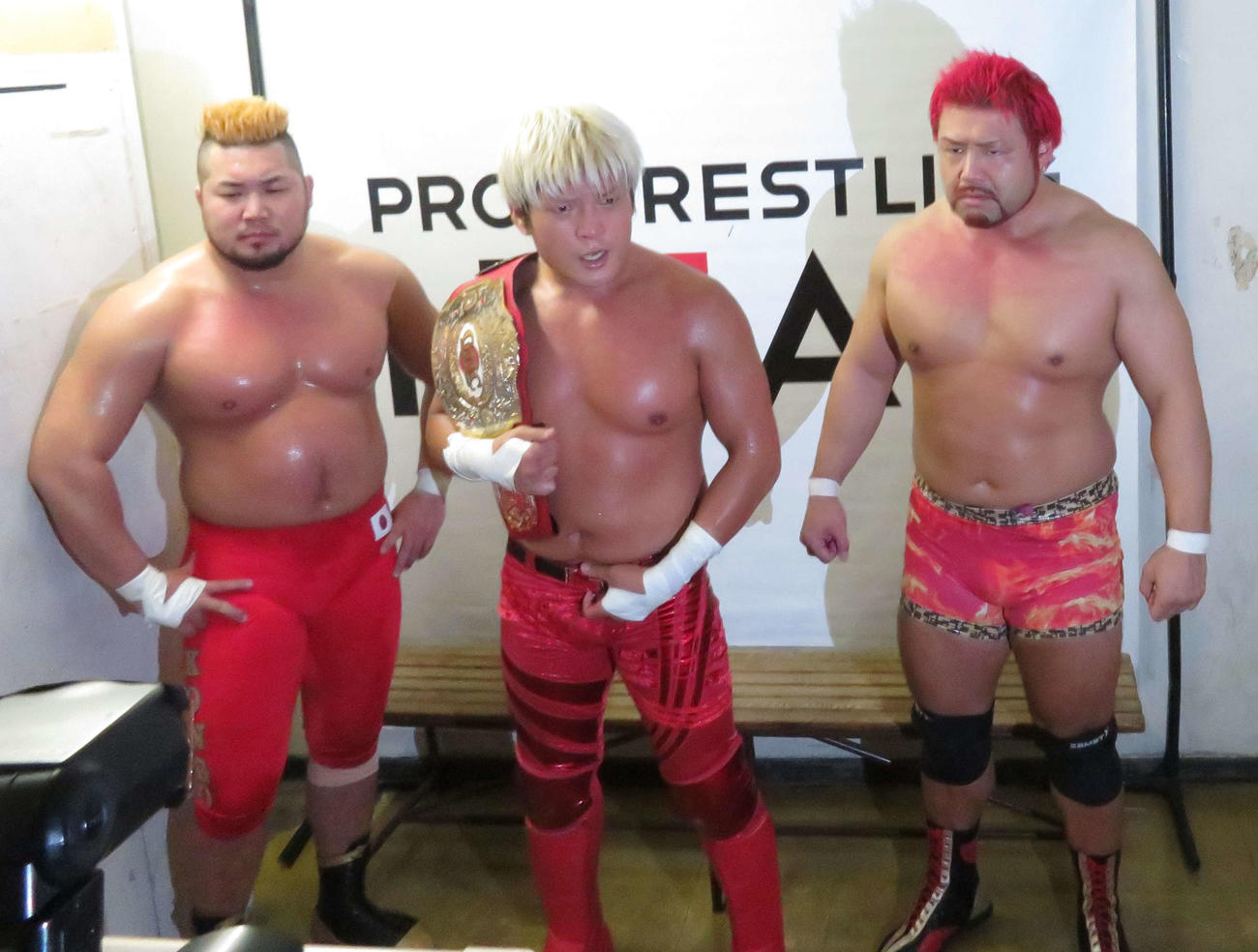 勝利後、バックステージで日本武道館について語る拳王（中央）。左はマサ北宮、右は征矢学（撮影：松熊洋介）
