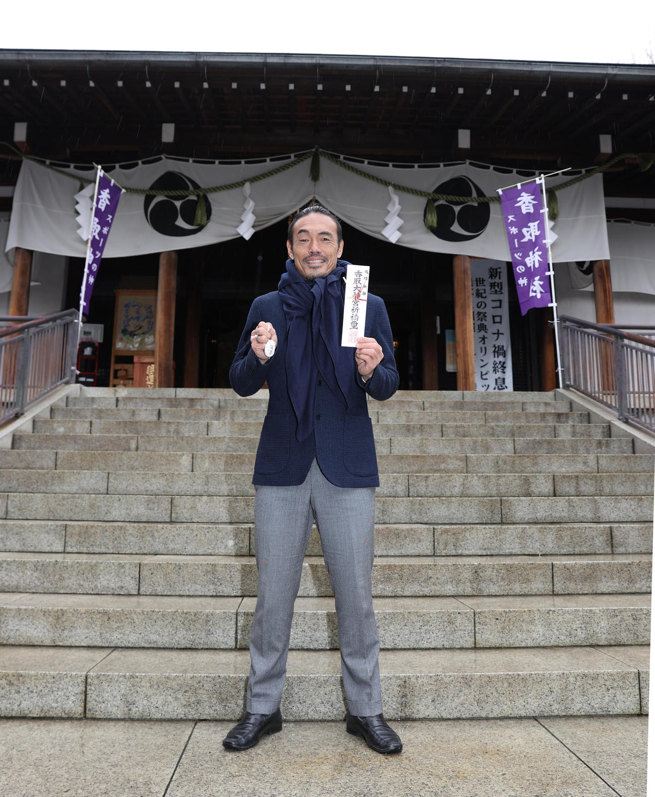 亀戸香取神社で必勝祈願した安彦考真（撮影・大野祥一）