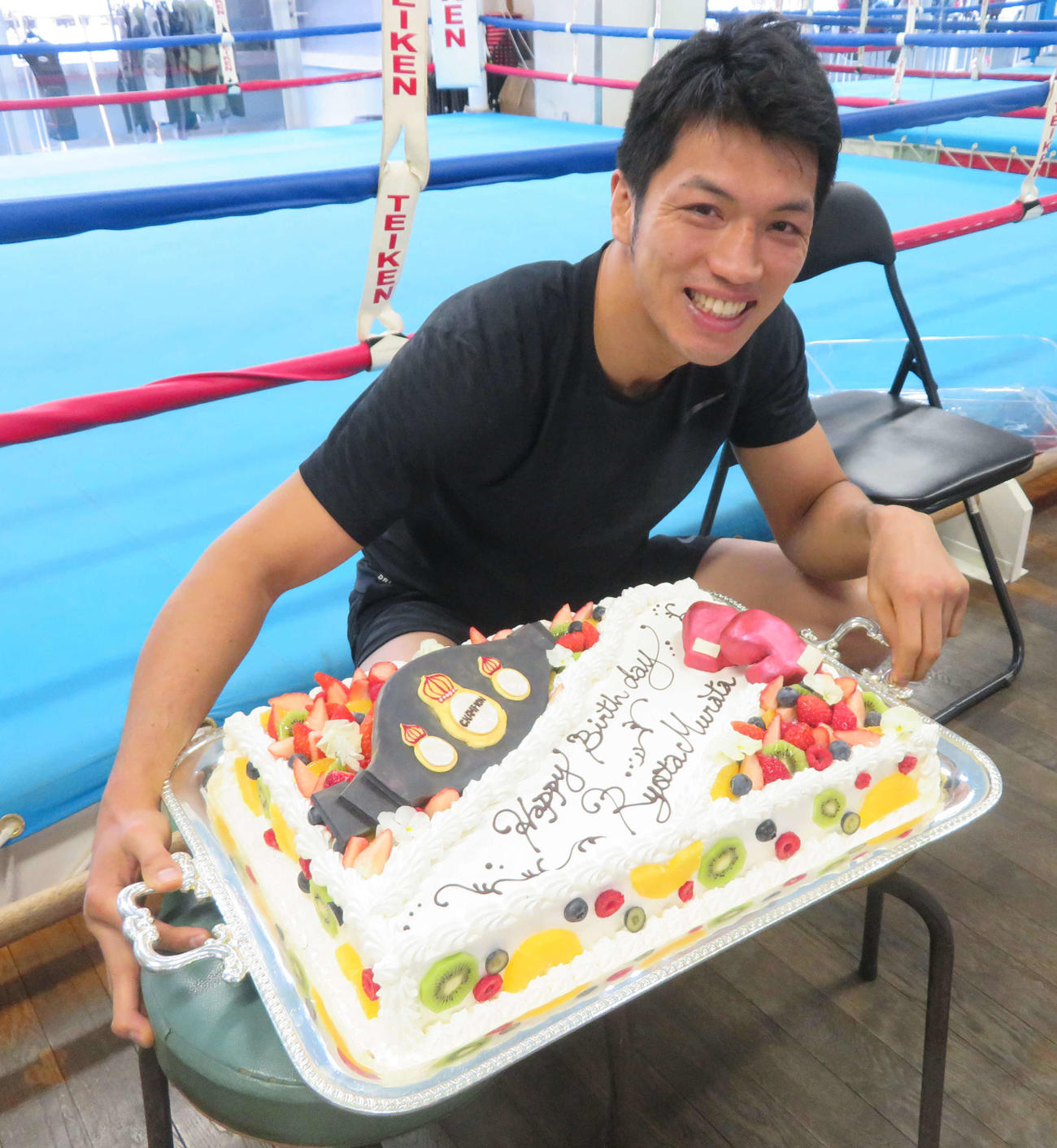 35歳の誕生日を迎え、バースデーケーキを前に笑顔をみせたWBA世界ミドル級スーパー王者村田諒太