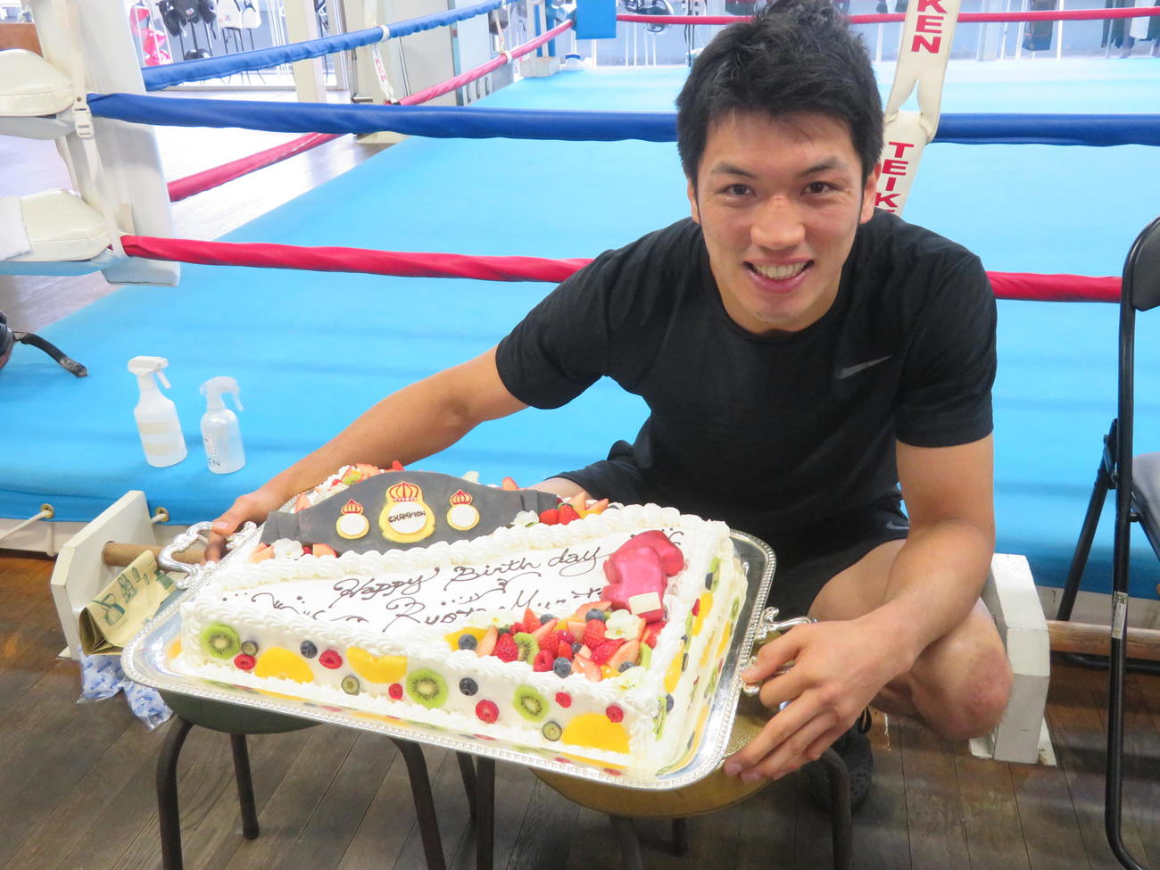 特製バースデーケーキを手に笑顔をみせたWBA世界ミドル級スーパー王者村田諒太