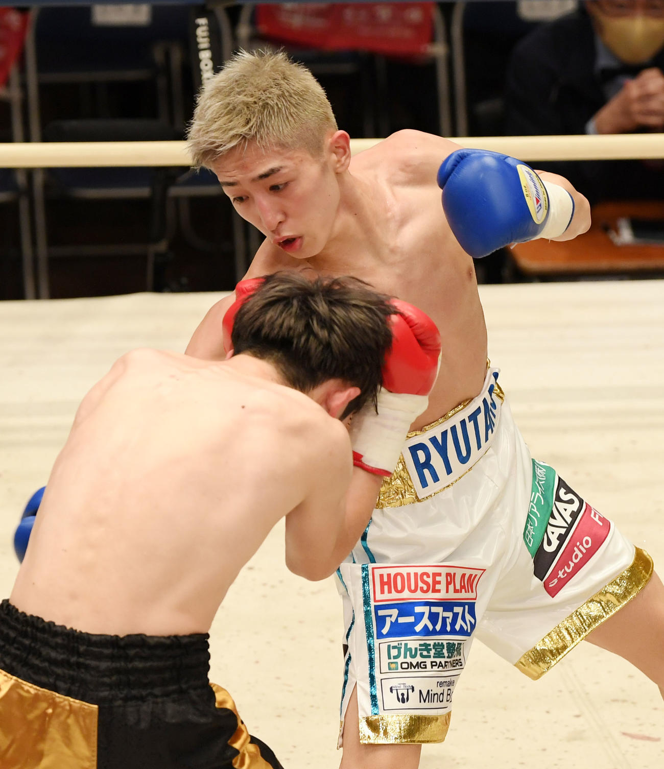 4回、パンチを放つ中垣（撮影・横山健太）