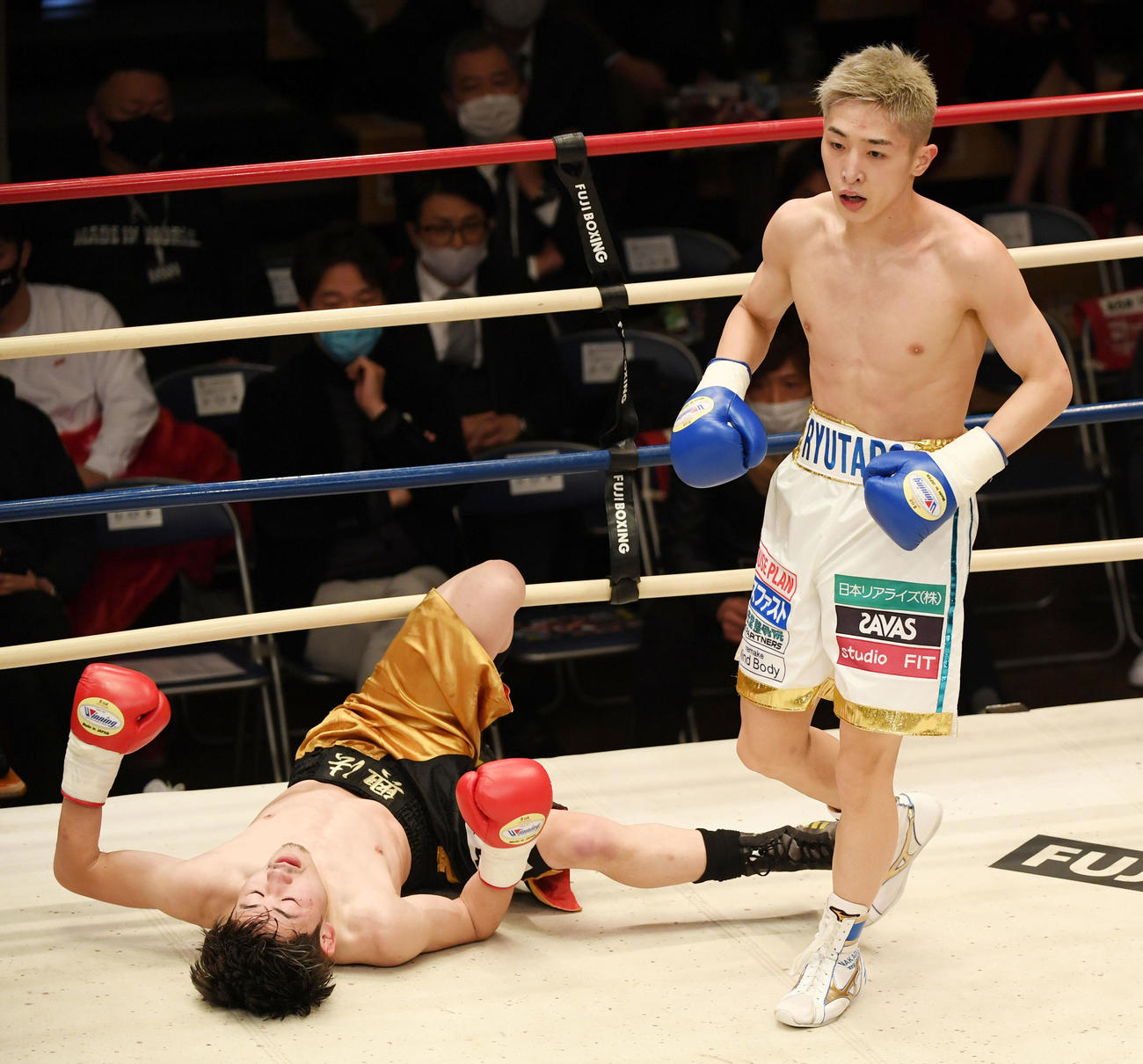 4回、ダウンを奪う中垣（右）（撮影・横山健太）