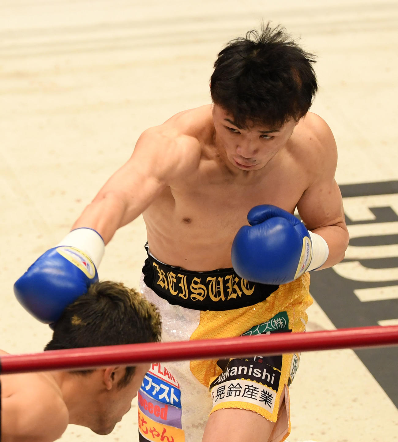 1回、パンチを放つ松本圭佑（撮影・横山健太）