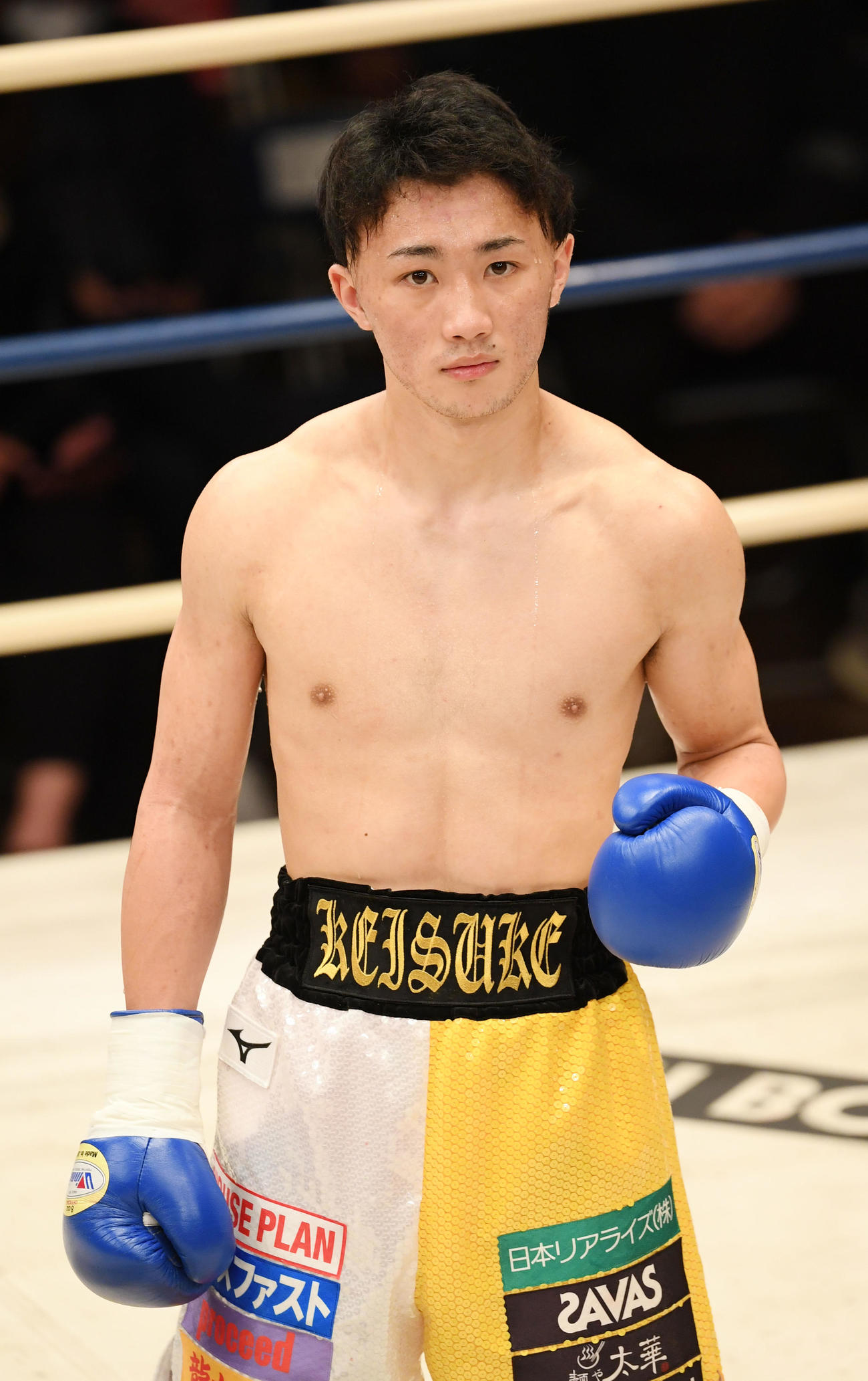 1回TKO勝利しポーズを決める松本圭佑（撮影・横山健太）