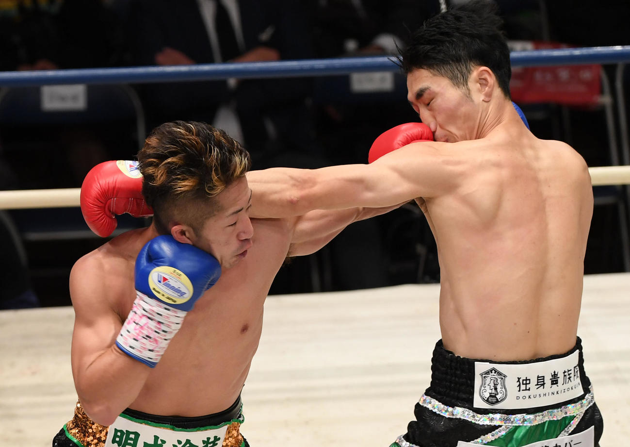 1回、パンチをヒットさせる井上（左）（撮影・横山健太）