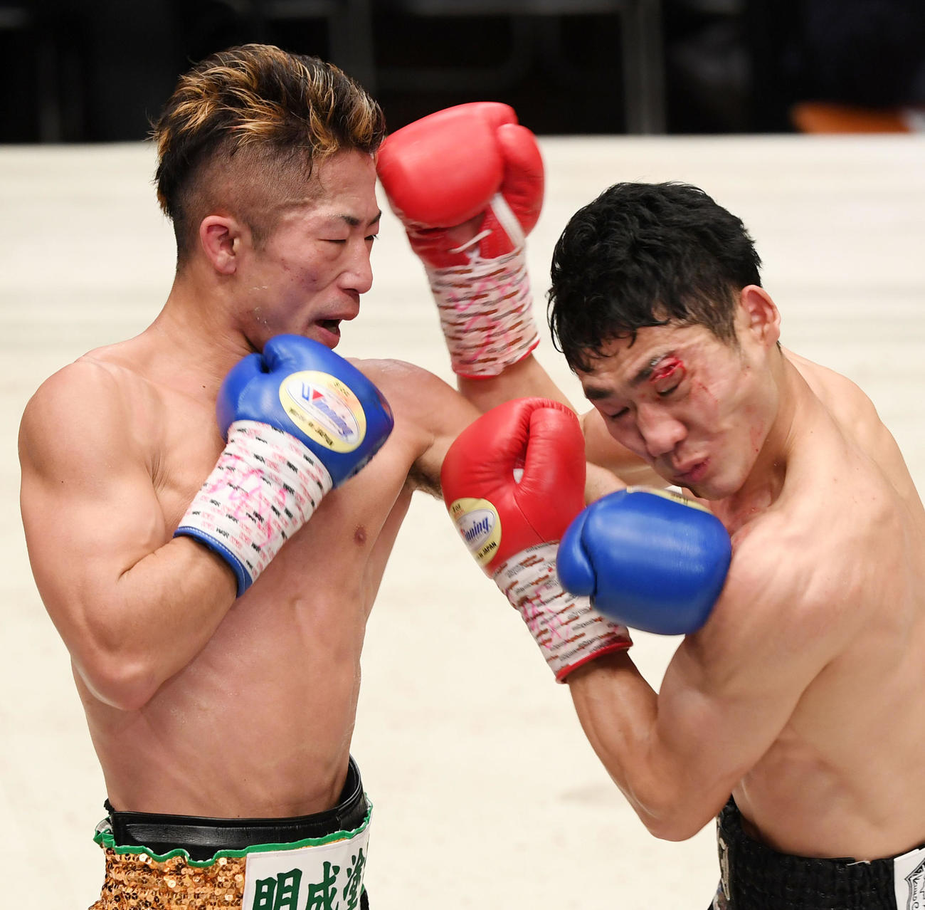 3回、パンチを放つ井上（左）。右は栗原（撮影・横山健太）