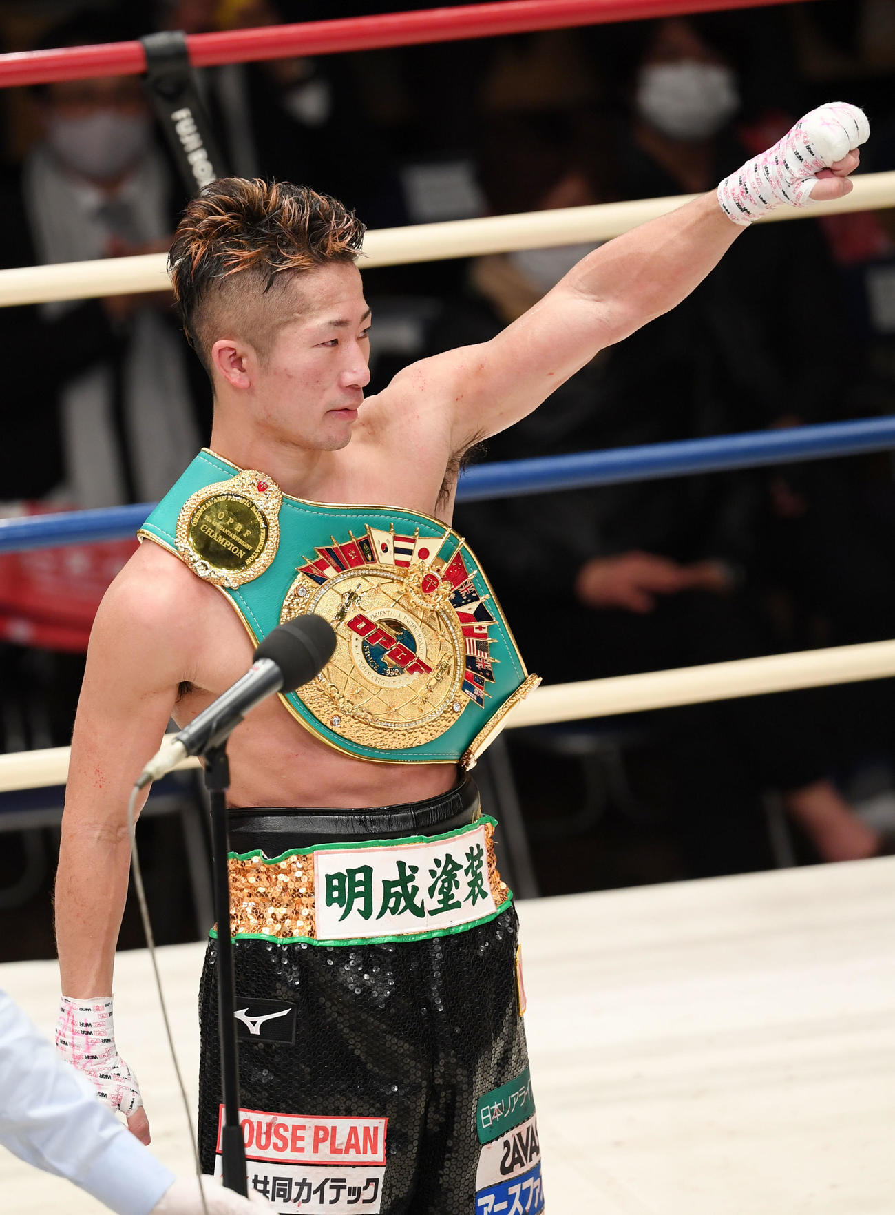 OPBF東洋太平洋バンタム級新王者となり声援に応える井上（撮影・横山健太）
