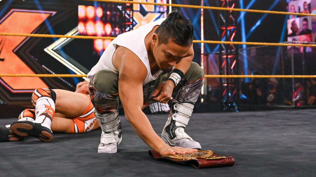 NXT北米王座ベルトにタッチするKUSHIDA（C）2021WWE,Inc.AllRightsReserved