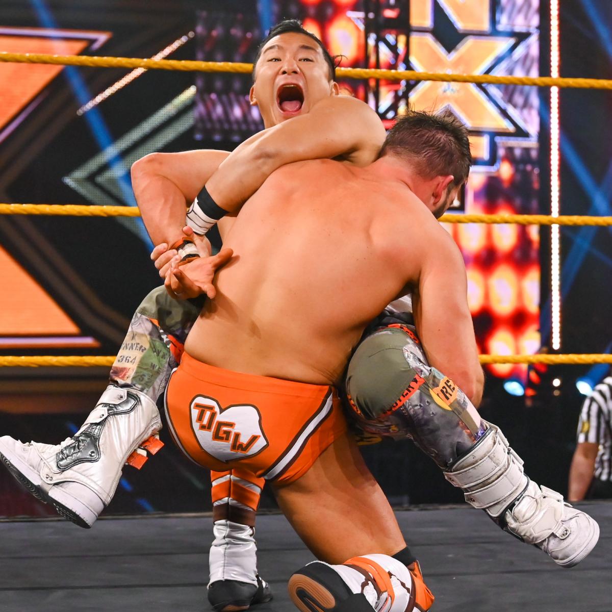 飛びつき式ホバーボードロックでNXT北米王者ガルガノ（手前）を襲撃したKUSHIDA（C）2021WWE,Inc.AllRightsReserved
