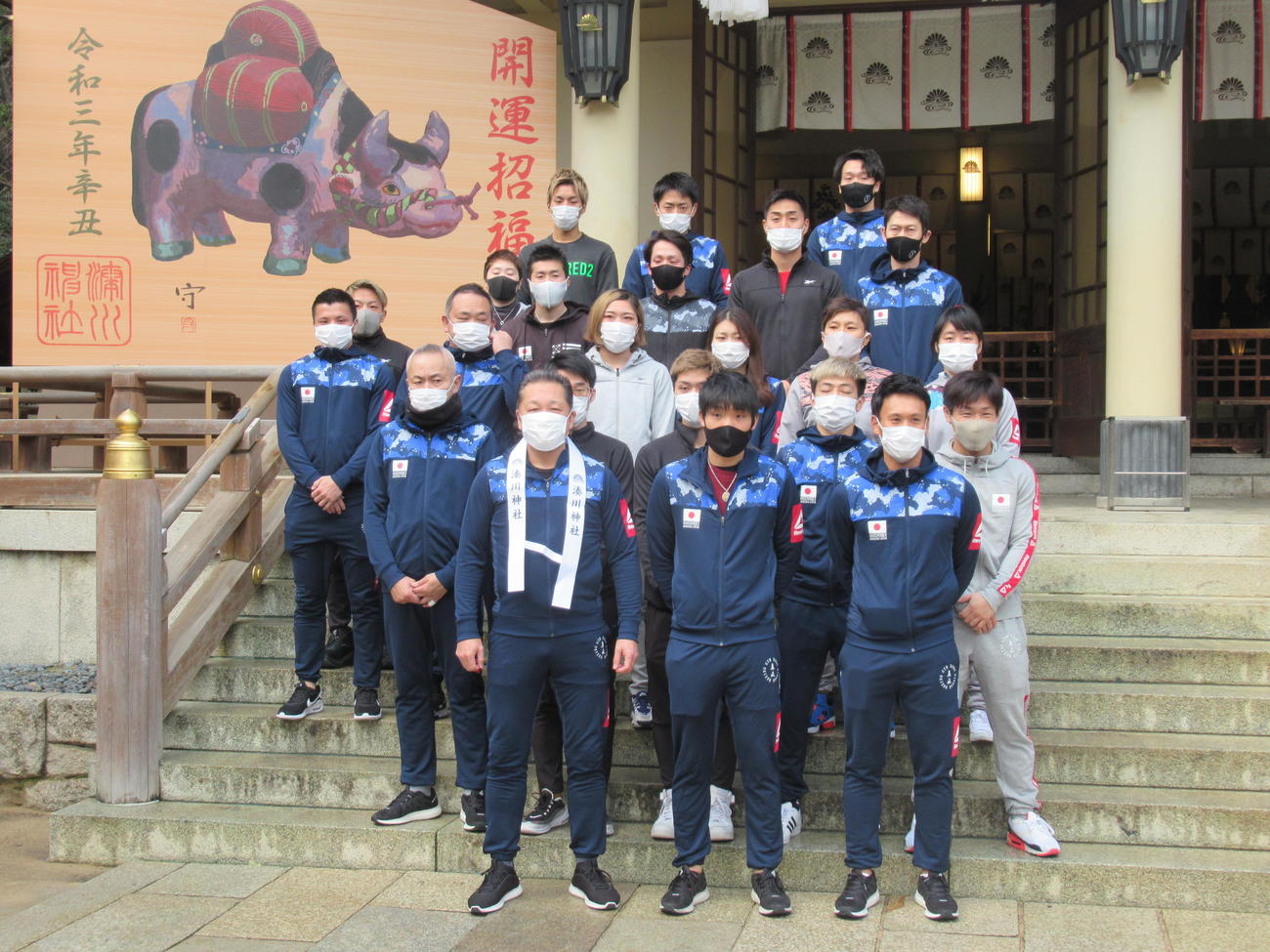 神戸・湊川神社で必勝祈願を行ったボクシングの真正ジムの選手ら。前列左が山下会長