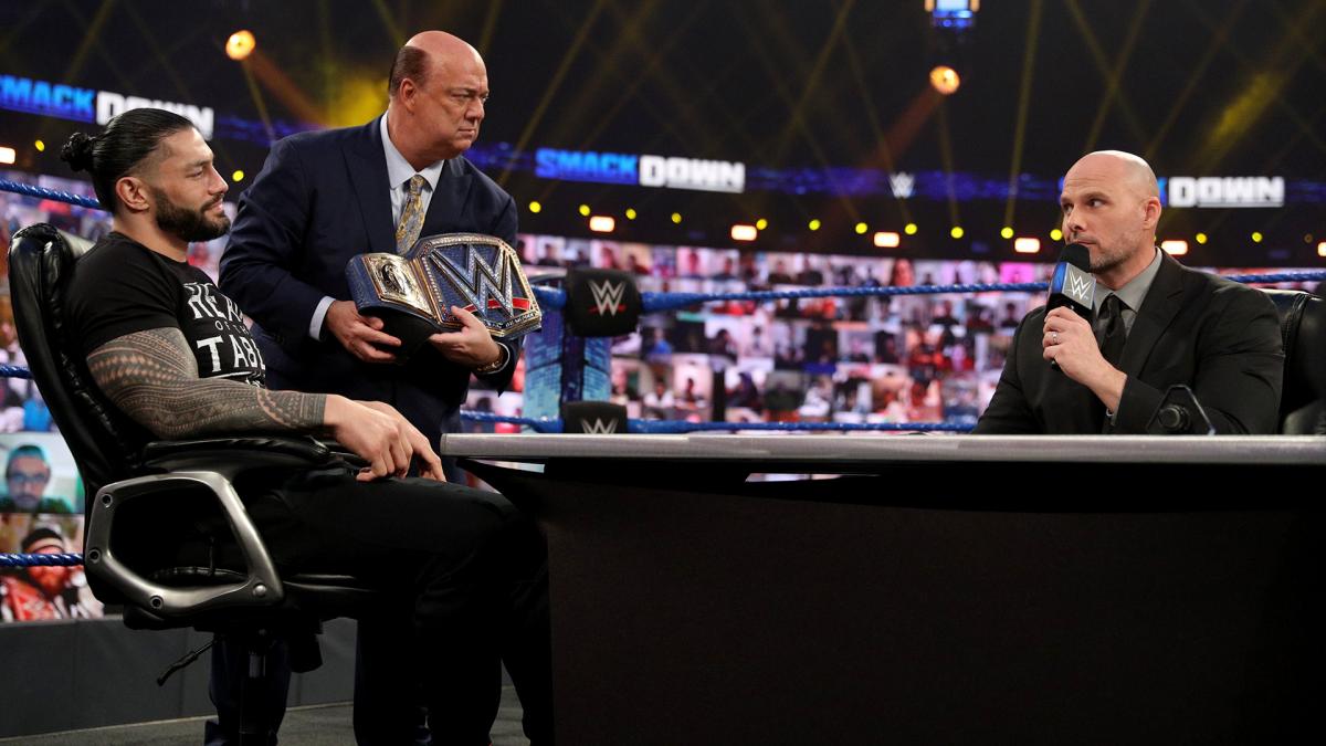 WWEユニバーサル王座の調印式に臨む王者レインズ（左端）とWWEオフィシャルのピアース（右端）。中央はヘイマン（C）2021WWE,Inc.AllRightsReserved.