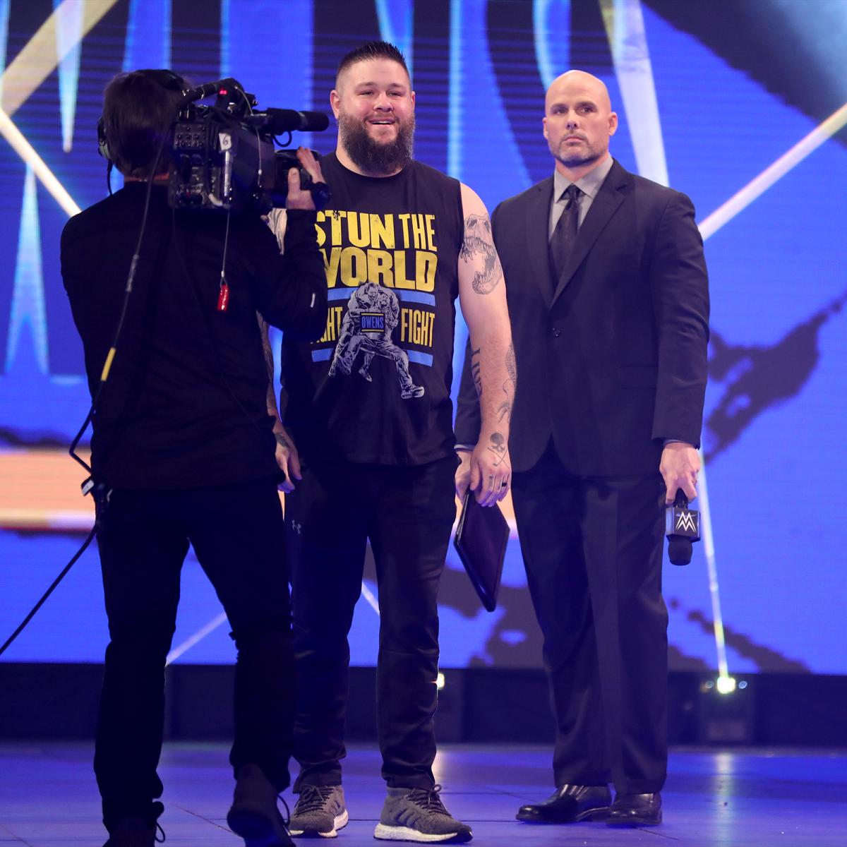 ピアース（右端）の代理でWWEユニバーサル王座の調印書にサインしたオーエンズ（C）2021WWE,Inc.AllRightsReserved.