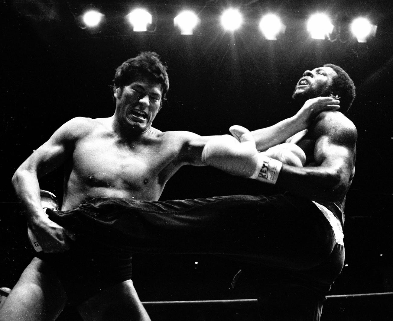 モンスターマン（右）に逆水平チョップを見舞うアントニオ猪木