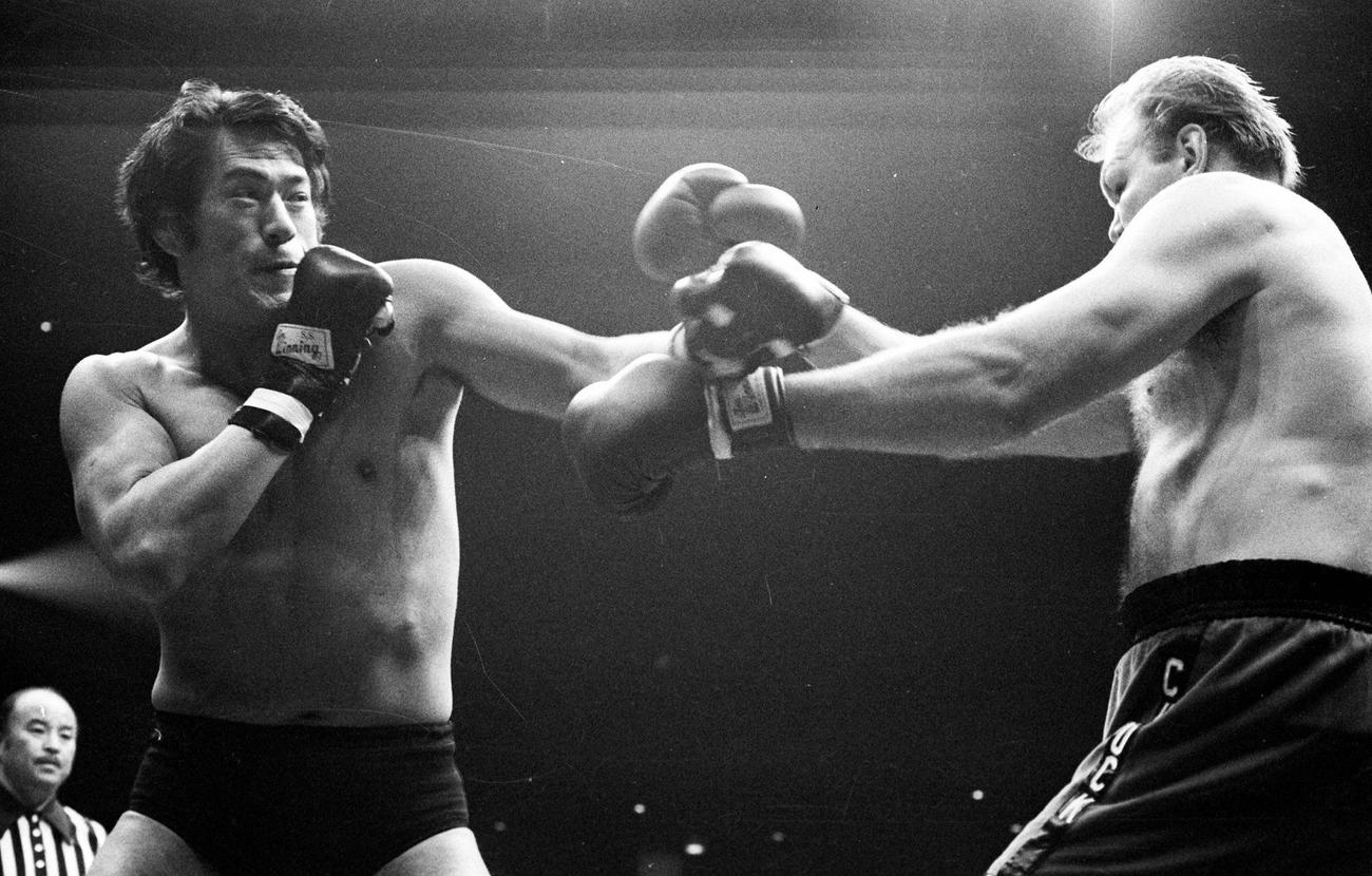 死闘を演じるアントニオ猪木（左）とチャック・ウェップナー