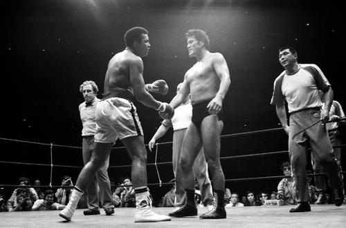 15回を戦い健闘をたたえ合う猪木（右）とアリ