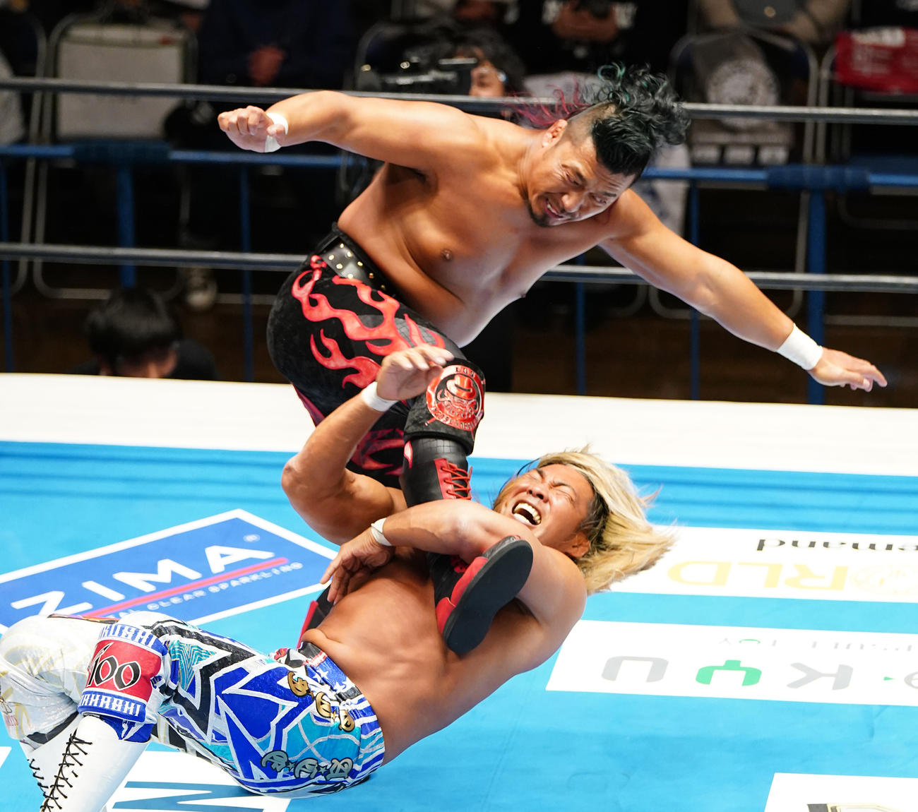 棚橋のドラゴン・スクリューを食らう鷹木（撮影・菅敏）