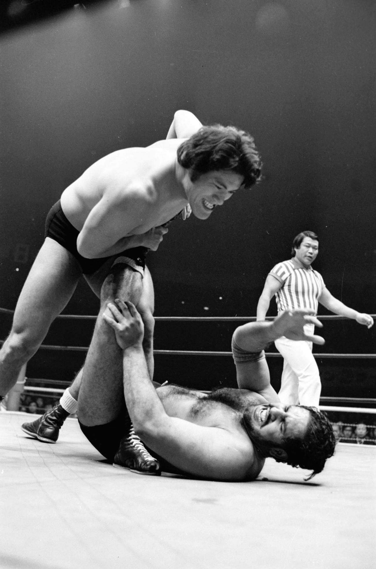 77年にタイガー・ジェット・シン（下）と戦う猪木