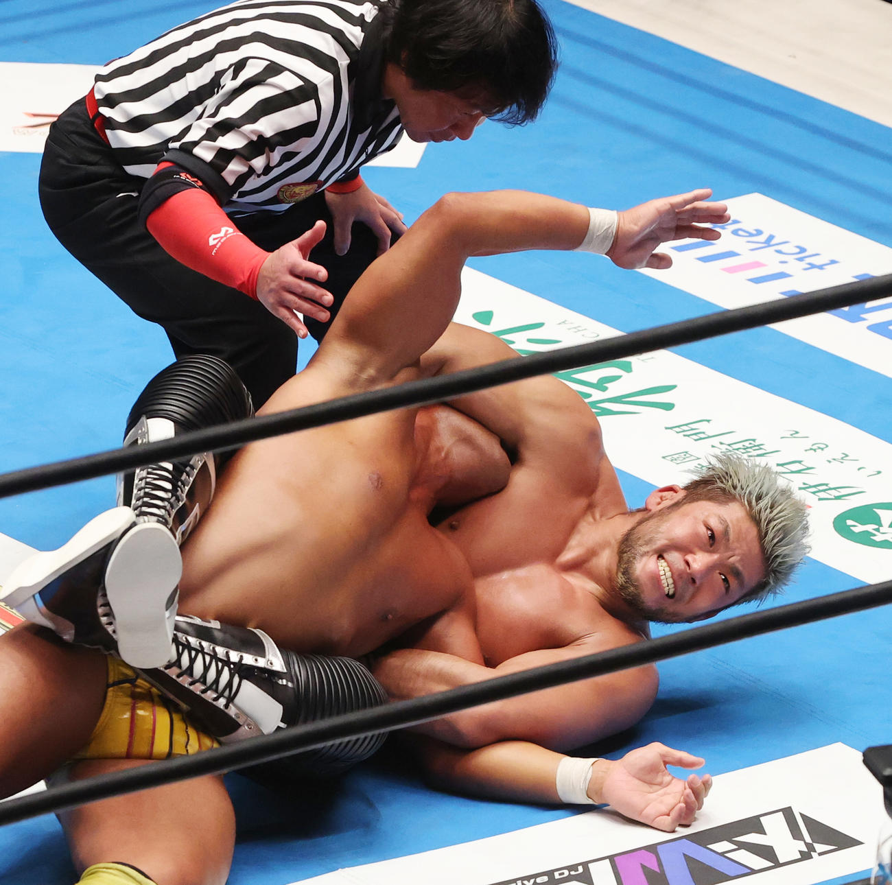 6人タッグマッチで本間（左）からギブアップを奪うSANADA（撮影・野上伸悟）