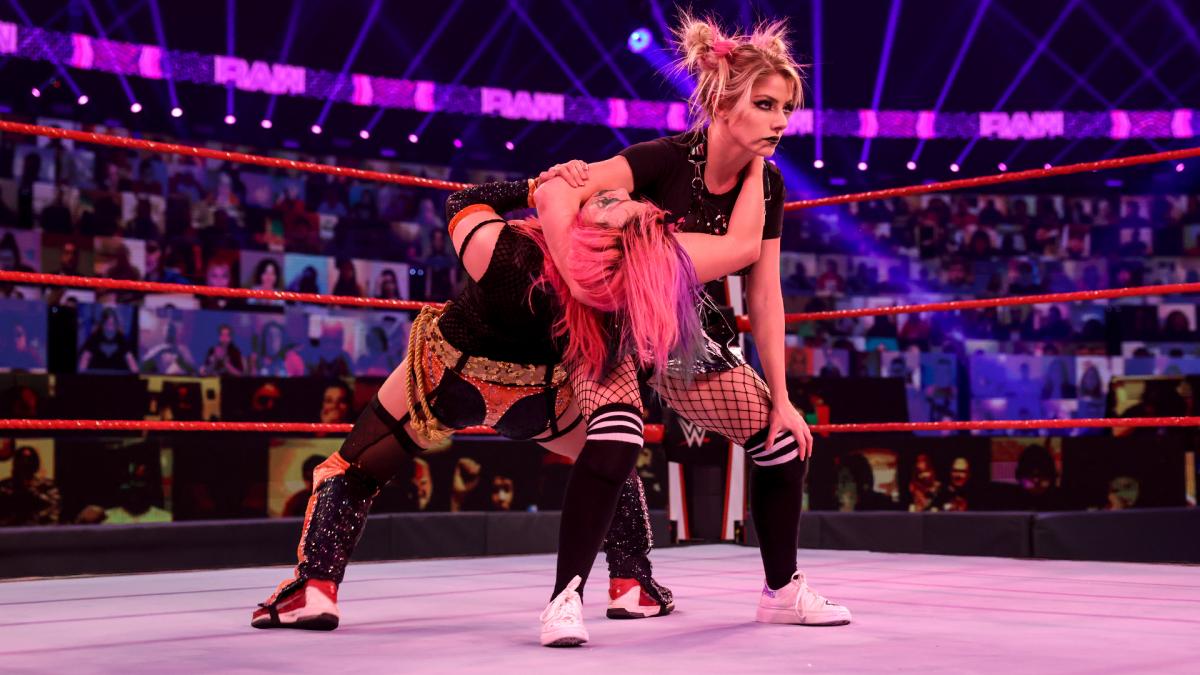 アレクサ・ブリス（右）のシスター・アビゲイルを浴びるアスカ（C）2021WWE,Inc.AllRightsReserved.