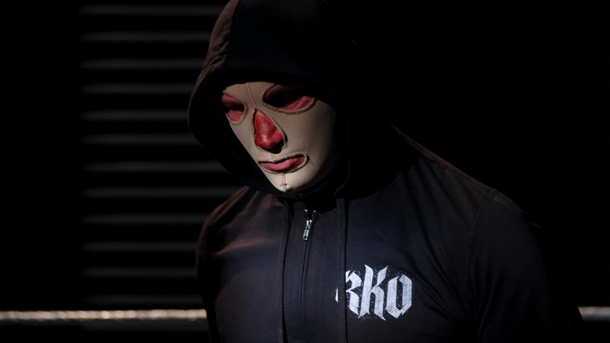 顔のやけどを隠すためにザ・デストロイヤー風のマスクでロウ大会に登場したランディ・オートン（C）2021WWE,Inc.AllRightsReserved.