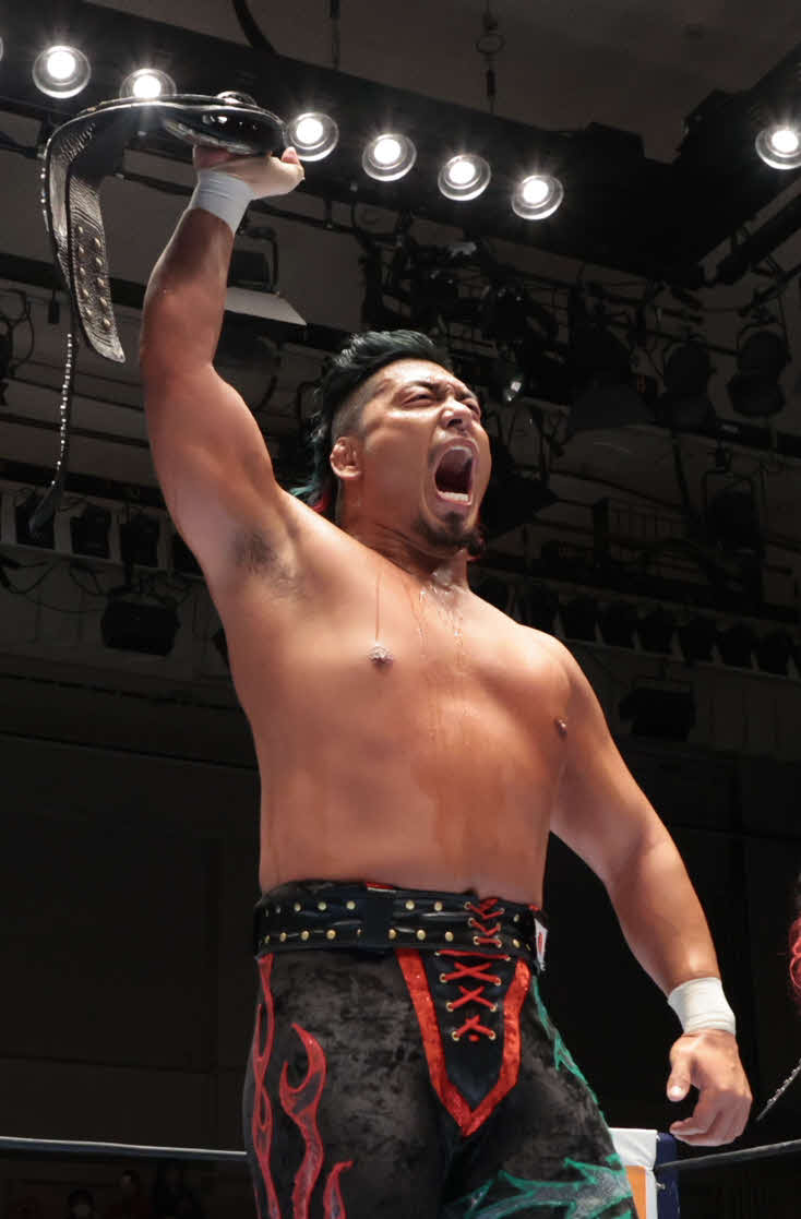 新日本後楽園大会　勝利後、観客に向かって雄たけびを上げる鷹木信悟（新日本プロレス提供）