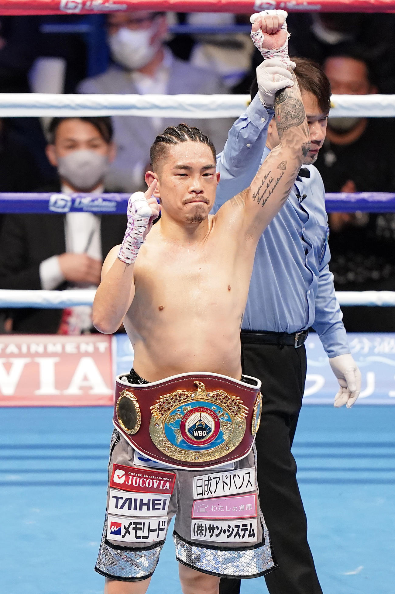 8回、田中をTKOで破り、チャンピオンベルトを腰にポーズをとる井岡（2020年12月31日撮影）