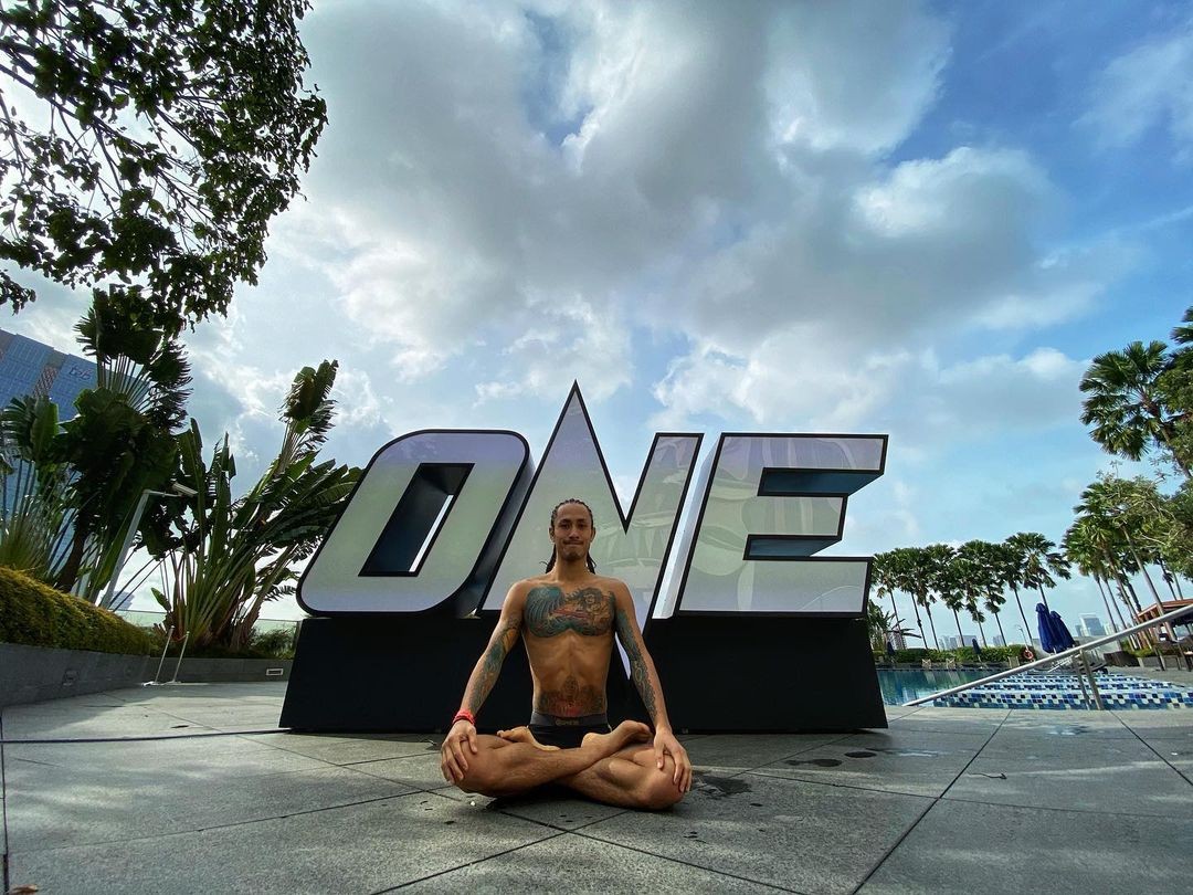 ONEのオブジェ前で座禅を組む総合格闘家の川原波輝（C）ONE　Championship