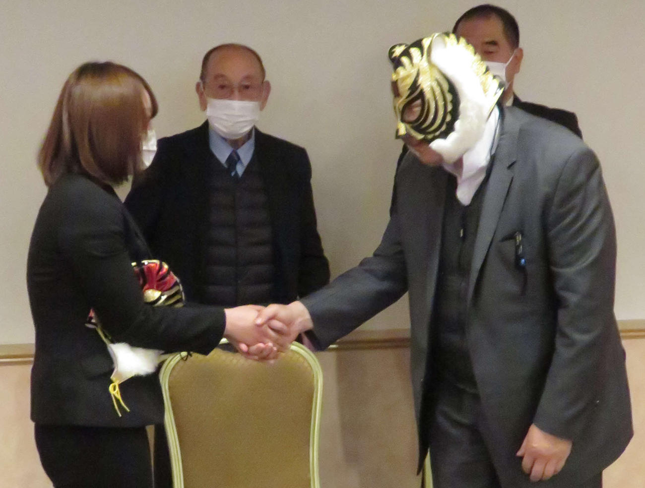 米WWEに挑戦するSareee（左）と握手をする初代タイガーマスクこと佐山サトル。中央はストロングスタイルプロレス新間寿会長（撮影・松熊洋介）
