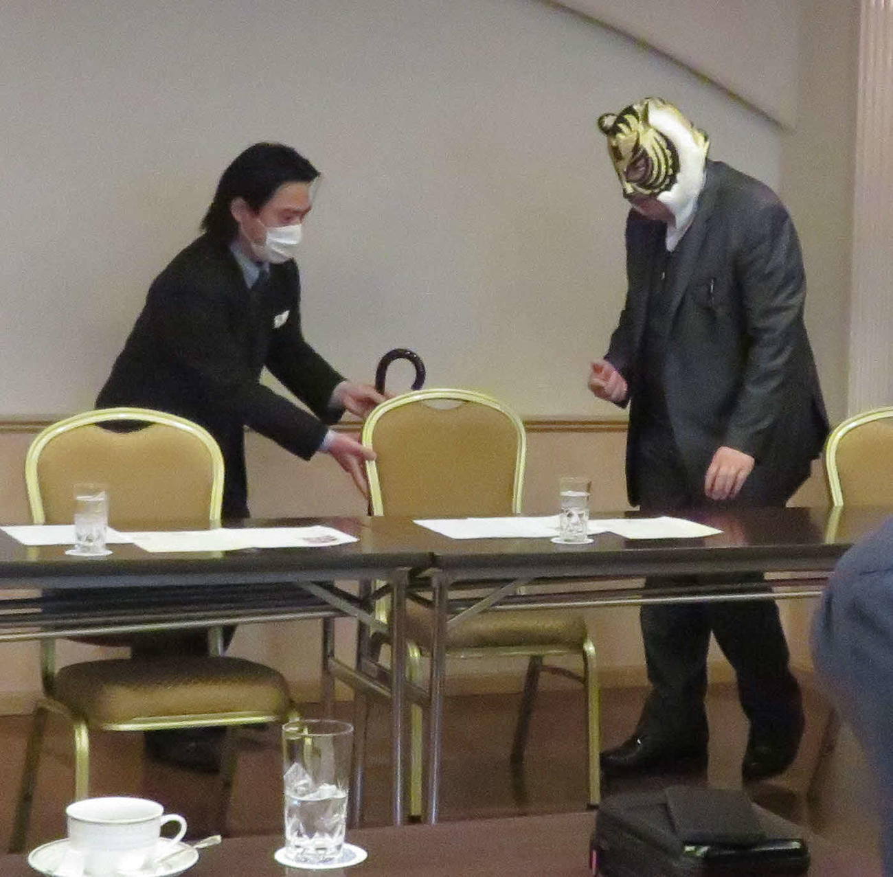 会見に歩いて登壇する初代タイガーマスクの佐山サトル（右）（撮影・松熊洋介）
