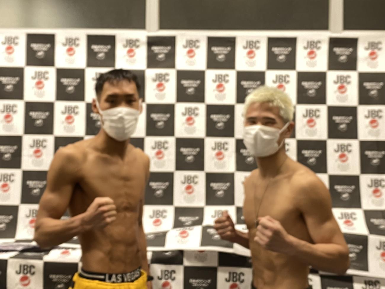 日本スーパーフェザー級タイトル戦前日計量をパスした王者坂（右）と挑戦者の同級1位渡辺（DANGANAOKI提供）